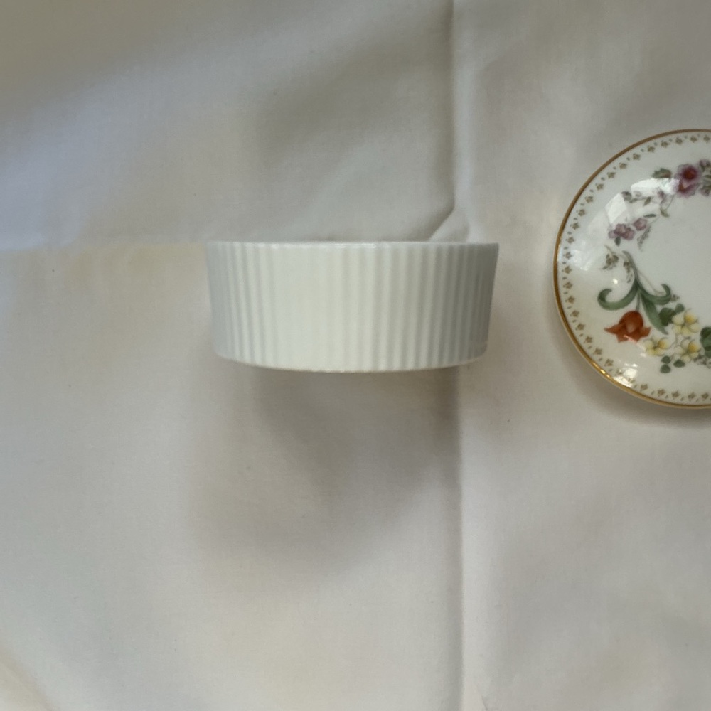 Wedgwood White Porcelain Floral Trinket Box with Gold Trim - Picture 4 of 4